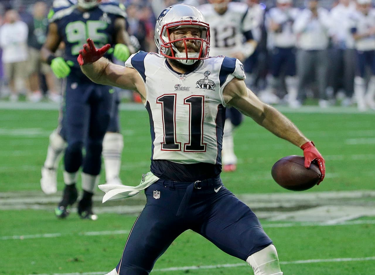 <b>Receptor: JULIAN EDELMAN (Patriots, 2009-presente)</b>
<br>La rapidez de Edelman, su capacidad atlética y su competitividad lo llevaron a la vanguardia. El ex mariscal de campo de Kent State elegido en la séptima ronda se ha convertido en uno de los receptores más prolíficos de la liga, capturando 356 pases desde 2013, el quinto mayor en la NFL en ese lapso. Lo que Edelman trae a la mesa fue perfectamente resumido con su milagrosa y estupenda atrapada en el pasado Super Bowl LI, arrebatando un balón perdido de las garras de tres defensores de los Falcons.