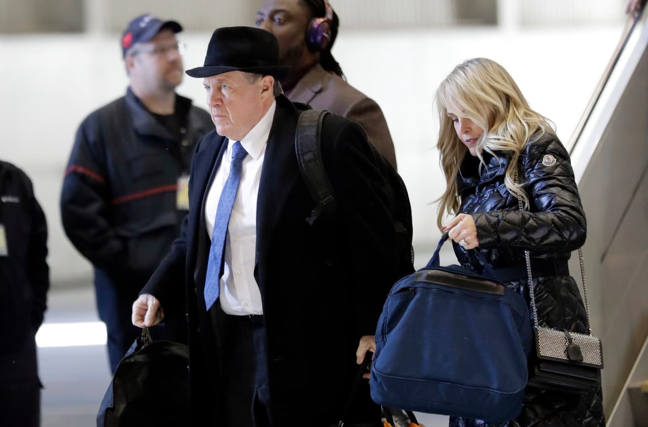 El entrenador Bill Belichik, acompañado de su esposa.