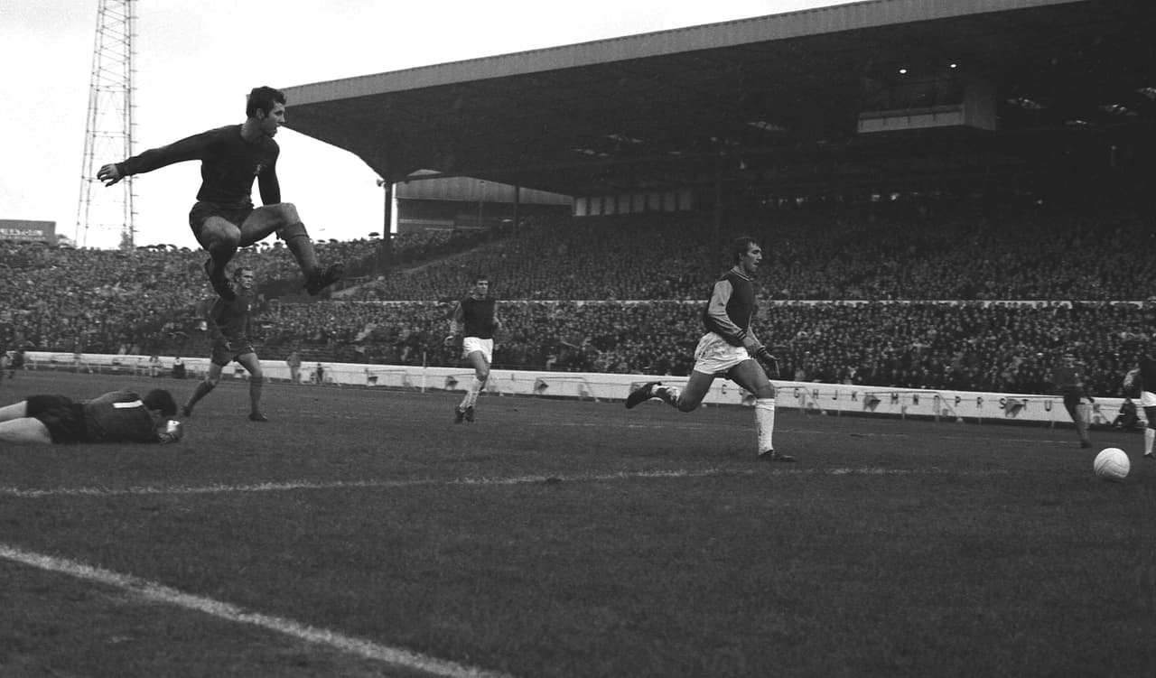 El futbol nació en el Reino Unido y ahí mismo se creó la primera liga nacional del futbol: La Football League.