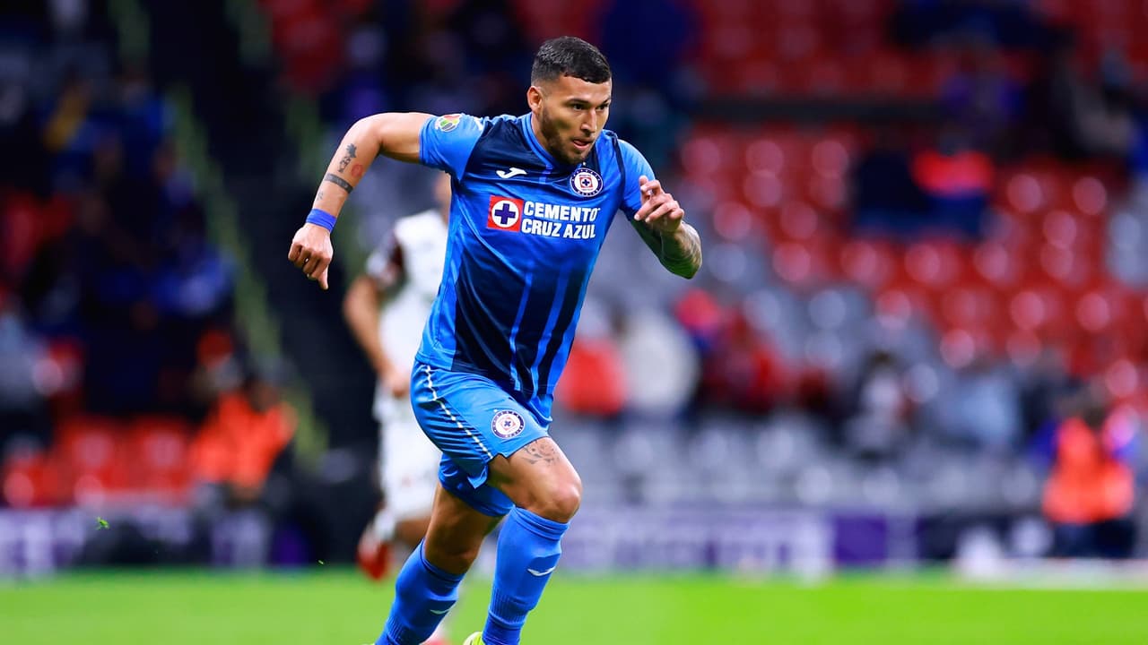 Cruz Azul renueva el contrato del defensor Juan Escobar hasta 2025