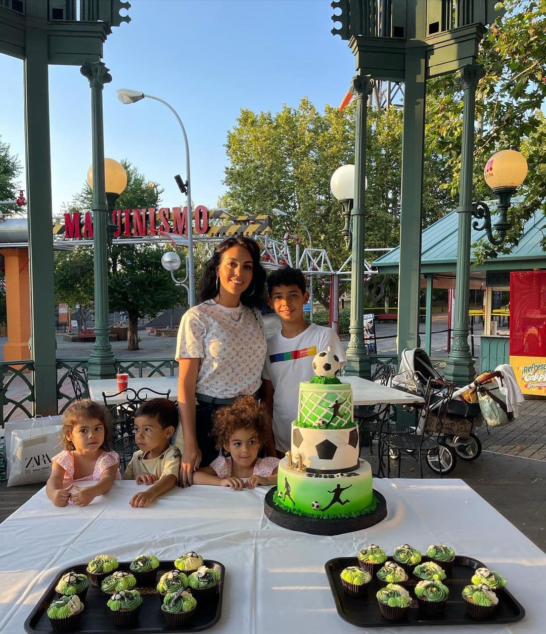 De acuerdo con la página de internet del colegio, la filosofía que los regirá es "la combinación de altos estándares académicos con un excepcional desarrollo personal y un programa extracurricular".