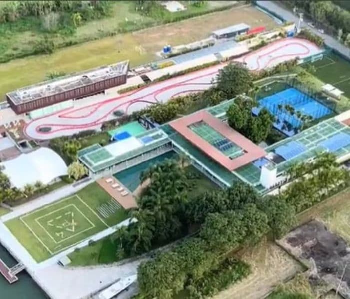 Tras su regreso a Brasil para jugar con Santos, Neymar ha demostrado su amor por las propiedades de lujo, pues presume un imperio inmobiliario en todo el país. Su más reciente adquisición tiene un lago artificial que ya le costó una multa millonaria.