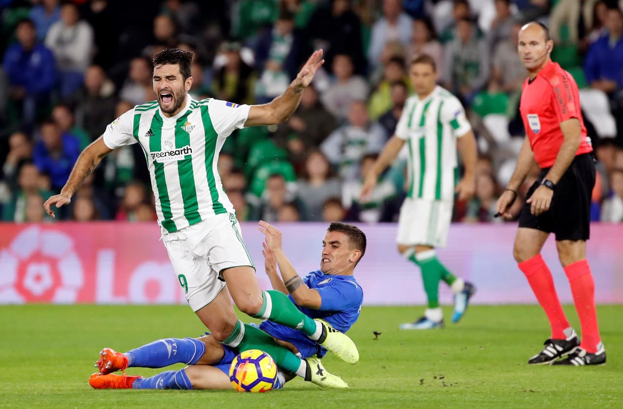 Muy pronto, los locales se acercaban al arco del Getafe, pero no lograban hacerlo con claridad. El juego se tornaba agresivo en el mediocampo.