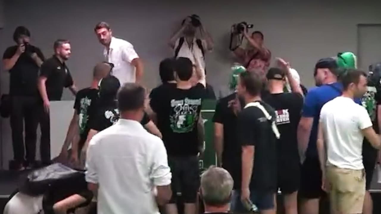 ¡Momentos de terror! Ultras eslovenos expulsan a nuevo DT a la fuerza