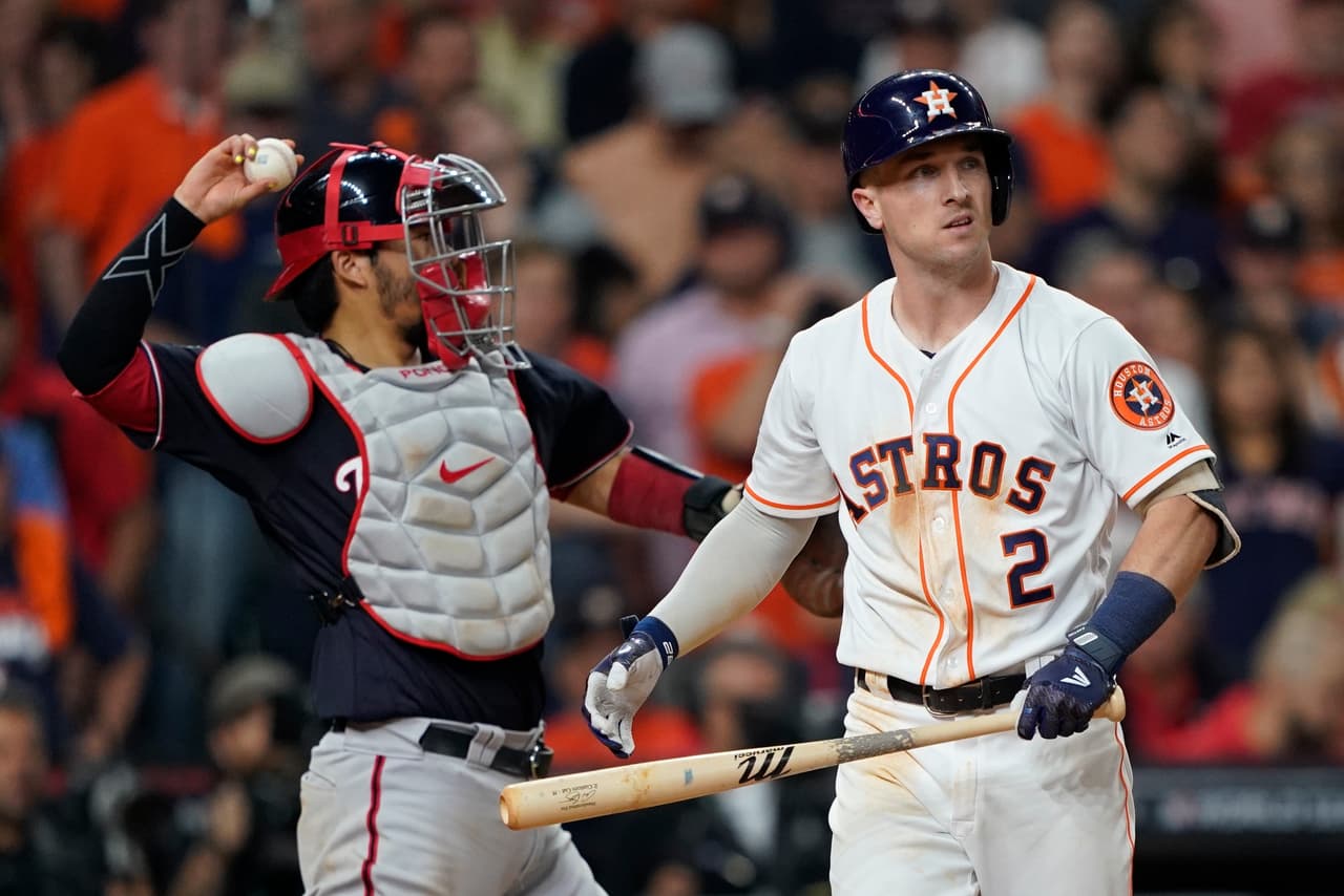 Los Houston Astros caen en el primer juego de la Serie Mundial 5-4 en el Minute Maid Park.