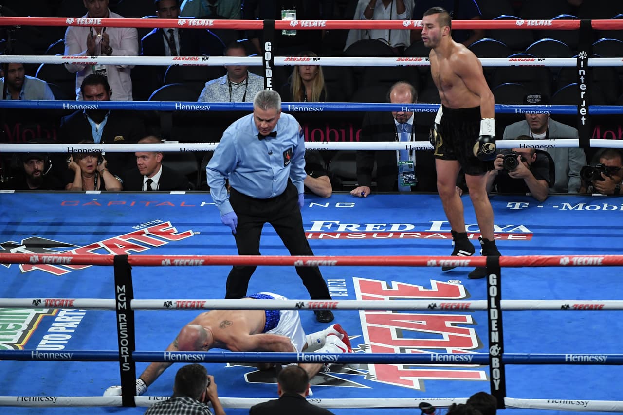 Gary O'Sullivan cae a la lona en el primer round ante David Lemieux en septiembre de 2018.