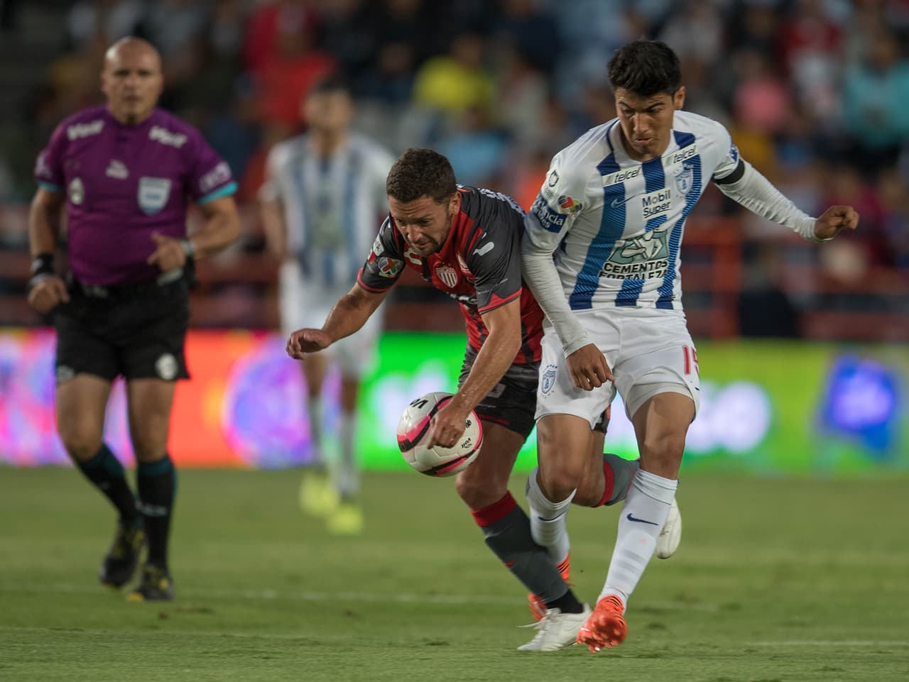 El partido se jugó de manera limpia. Se cometieron pocas infracciones y sólo se requirió de una tarjeta amarilla durante los 90 minutos.