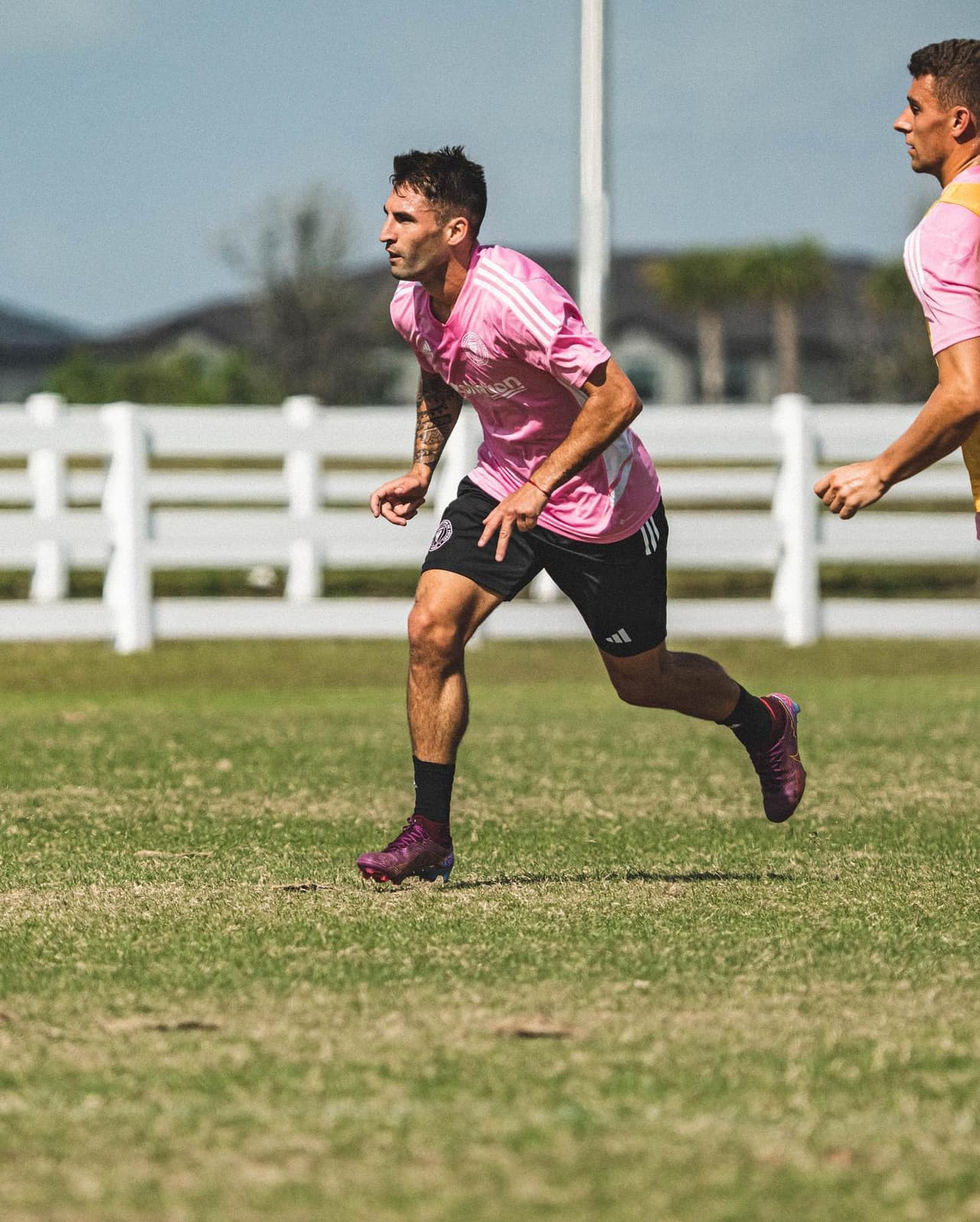 FRANCO NEGRI: de 27 años, es lateral por izquierda, y pasó a lo largo de su carrera por varios clubes de la primera división y categorías inferiores de Argentina. Su último cuadro fue Godoy Cruz, con el que en 2022 disputó 30 partidos, luego de surgir en 2016 de las divisiones inferiores de San Lorenzo de Almagro.