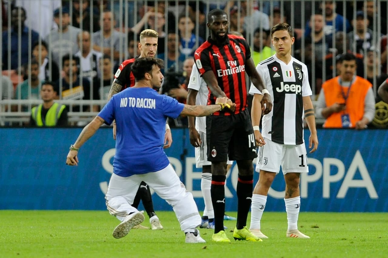 En un hecho curioso, un fanático se metió a la cancha para saludar a un jugar en una muestra en la lucha contra el racismo.