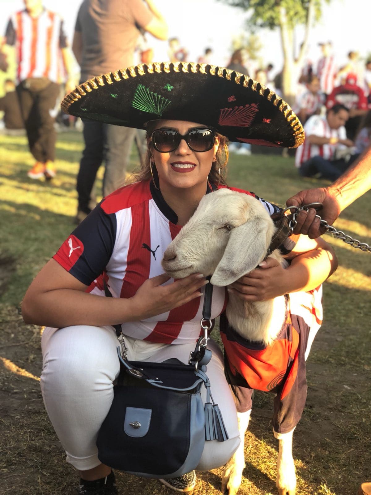 En los alrededores el estadio Akron la alegría y emoción la pusieron los aficionados de las Chivas que entusiasmados por un nuevo título de su equipo llegaron en gran número para ver la final de la Concacaf Liga de Campeones ante Torotno F.C.