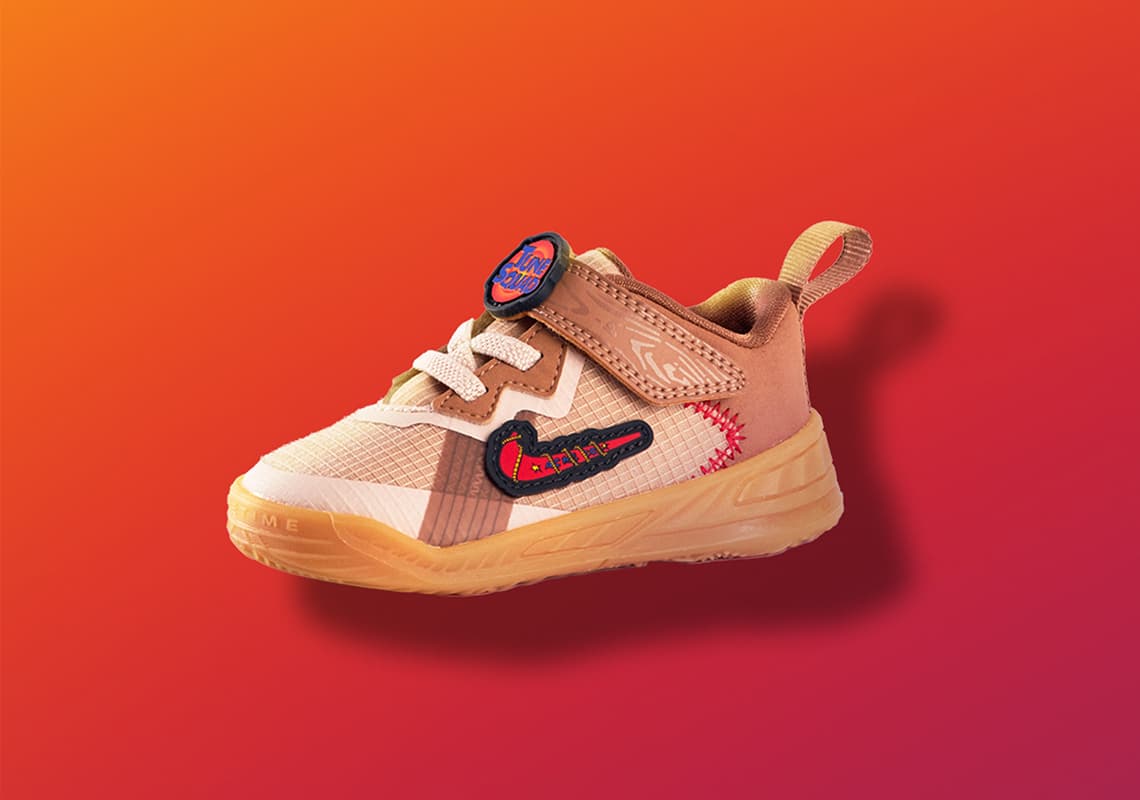 El Air Force 1, que también llega en tamaños para niños pequeños, celebra aún más miembros del equipo de apoyo.