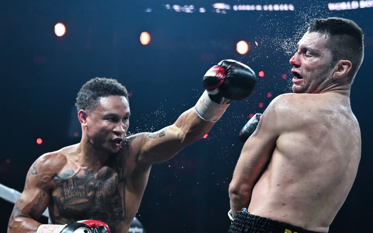 En la pelea estelar,Regis 'Rougarou' Prograis despachó al entonces campeón superligero de la AMB,Kiryl Relikh, en seis episodios, luego de que el réferi hiciera caso a la esquina del bielorruso de detener la contienda.