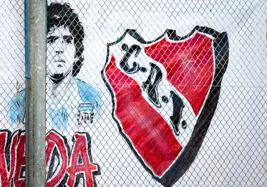 Independiente recibió a Maradona con todos los honores. De pequeño, el Diego solía ir a la cancha del 'Rojo' para ver a su ídolo, Bochini.