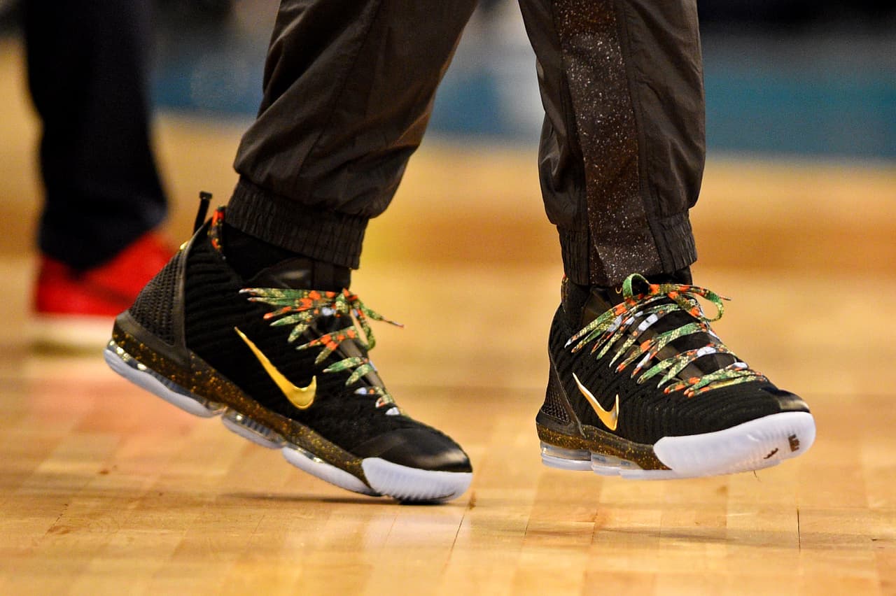 Este fue el par de tenis que James se calzó el 17 de febrero, cuando se efectuó el Juego de Estrellas en Spectrum Center, en Charlotte. Destacan las agujetas coloridas.