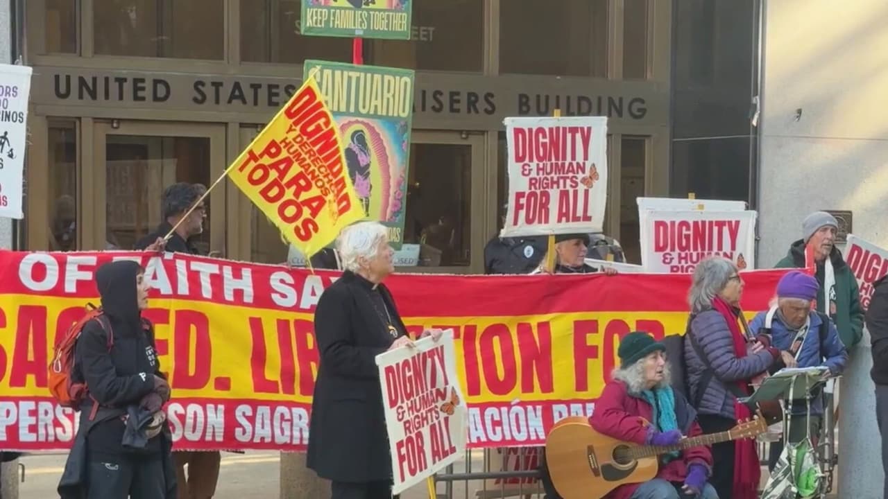 Líderes religiosos y cientos de manifestantes se encadenan y logran el cierre de un edificio de inmigración en San Francisco