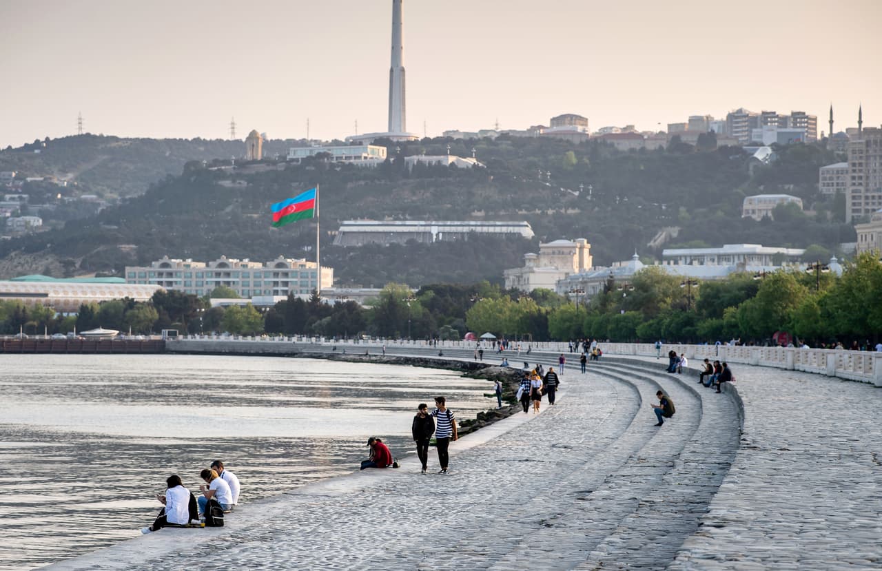 Bakú será la sede de la Final de la Europa League entre Chelsea y Arsenal. La capital de Azerbaiyán, que recibirá el duelo del miércoles 29 de mayo, ofrece espectaculares postales.