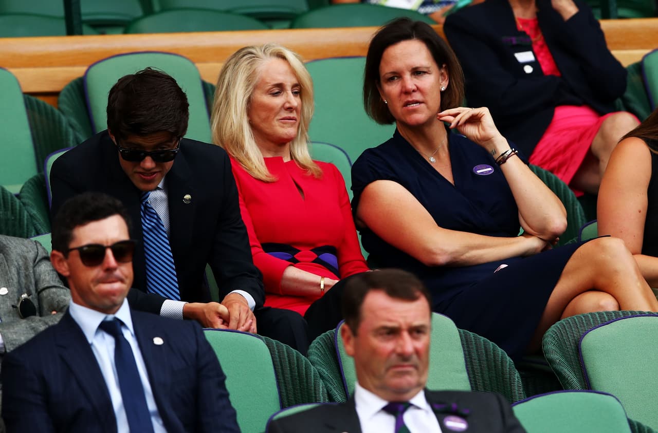 Las ex tenistas Tracy Austin y Lindsay Davenport también han sido vistas en las tribunas.