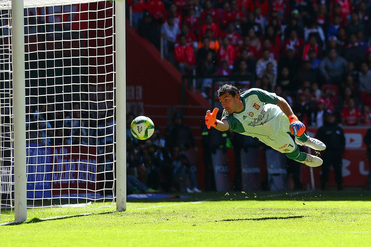 Nahuel Guzmán impidió que las llegadas del Toluca terminaran en gol.