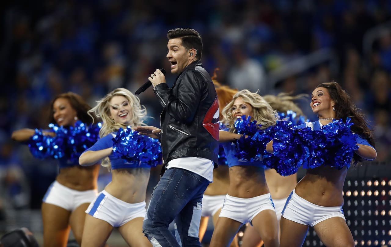 Grammer, intérprete de pop-country, estuvo escoltado por las 'Lions' que en todo momento sonrieron durante su aparición.