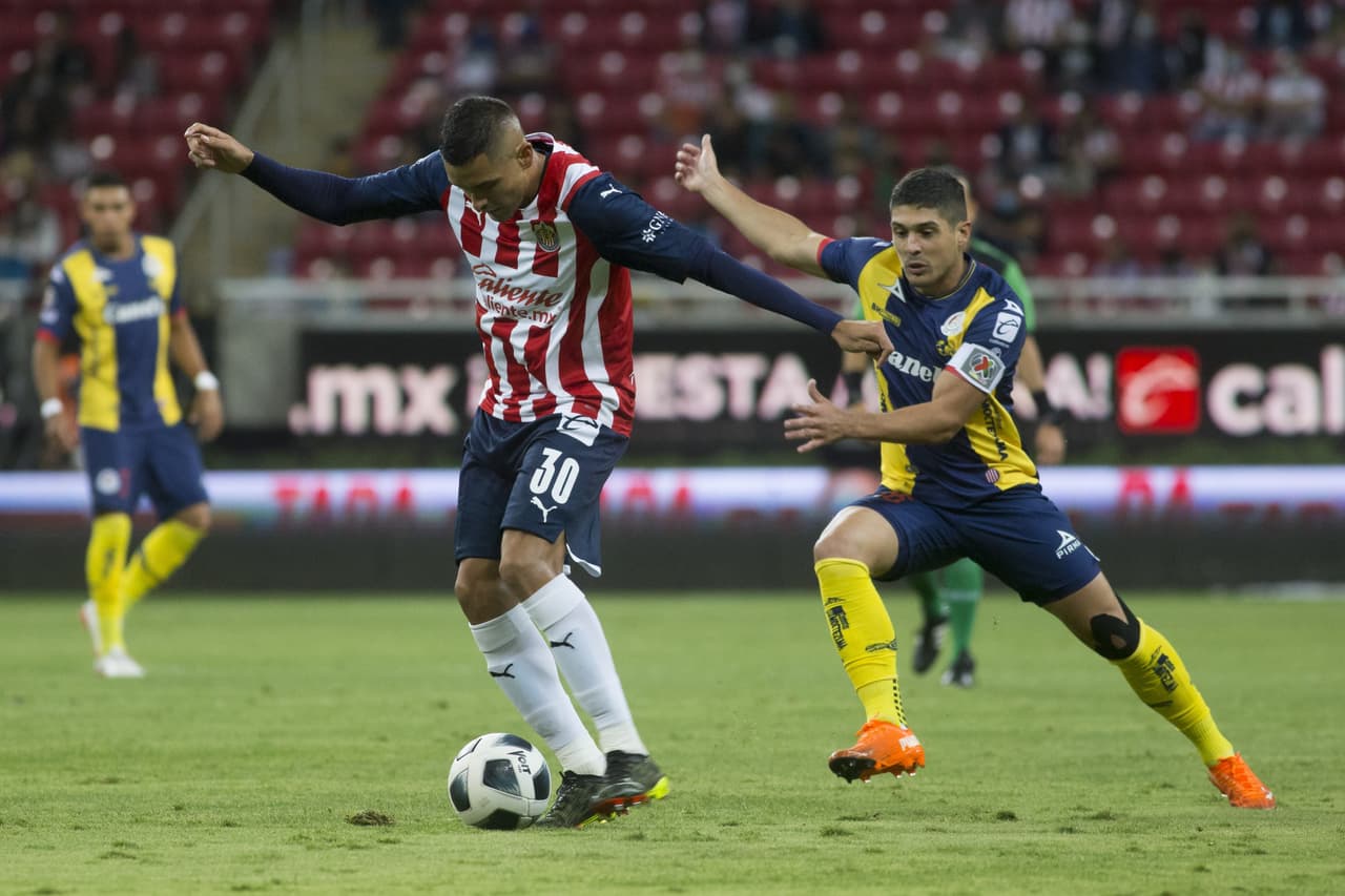 Sergio Flores, sin duda el mejor elemento de Chivas en la primera parte, fue un verdadero dolor de cabeza por las bandas para San Luis.