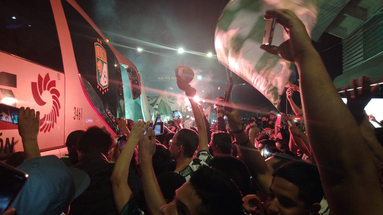 Así se vive la previa de la Semifinal de vuelta León vs Chivas | Los aficionados del conjunto esmeralda dejaron de lado los protocolos sanitarios para apoyar en el Estadio de León.