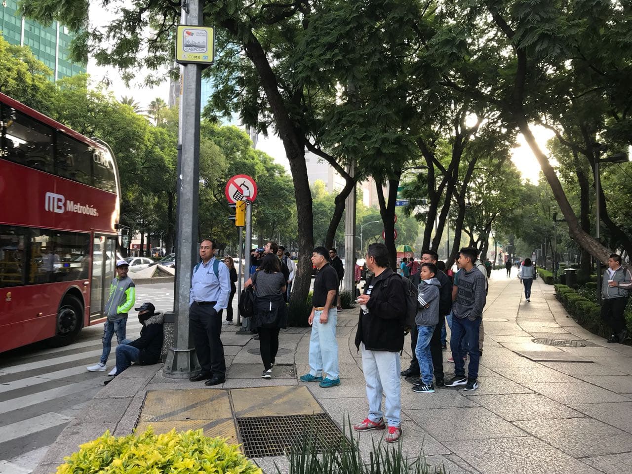 El movimiento normal del día a día se mezcló con la expectativa por el partido.