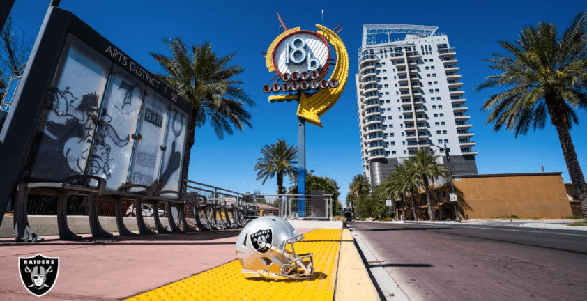 El paseo principal del distrito de The Arts, colorido y listo para verte correr en las mañanas.