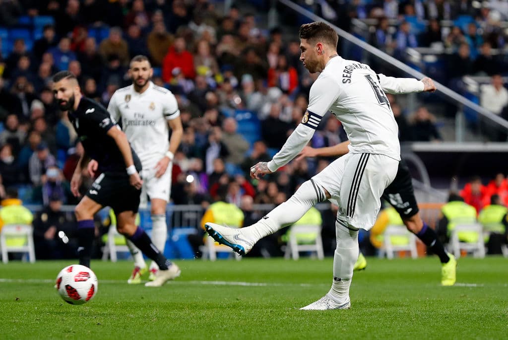 A los 44 minutos se marcó un penalti en favor del Real Madrid. Y el encargado de patearlo fue el capitán blanco, Sergio Ramos.