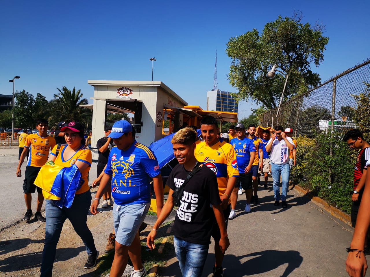 La caravana de fanáticos de Tigres se acerca al 'Volcán' para el juego de vuelta de la Semifinal del Clausura 2019 contra Rayados.