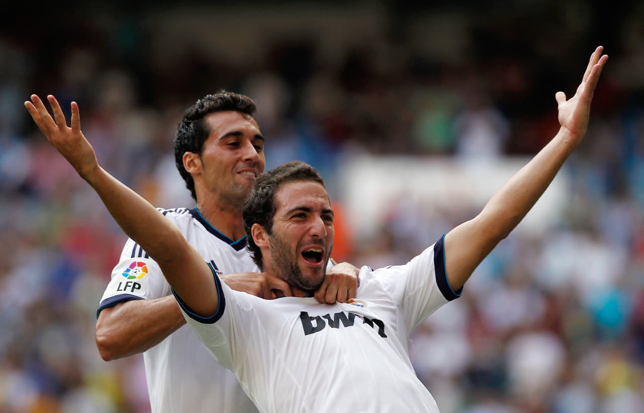 Gonzalo Higuaín abrió el camino para los locales, pero Jonás lo igualó al minuto 42 para los valencianos.