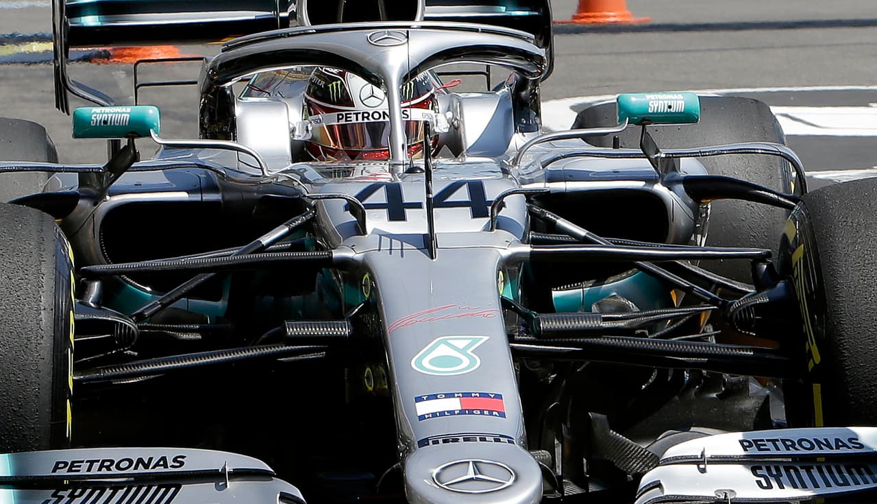 Este viernes la acción en el Gran Premio de Francia (Circuito Paul Ricard en Le Castellett) inició con las dos primeras sesiones de prácticas libres. Los autos de Mercedes volvieron a estar en lo más alto de la clasificación: Lewis Hamiton en la primera y Valtteri Bottas en la segunda. Por su parte, Sergio 'Checo' Pérez fue puesto 11 y 16, respectivamente.