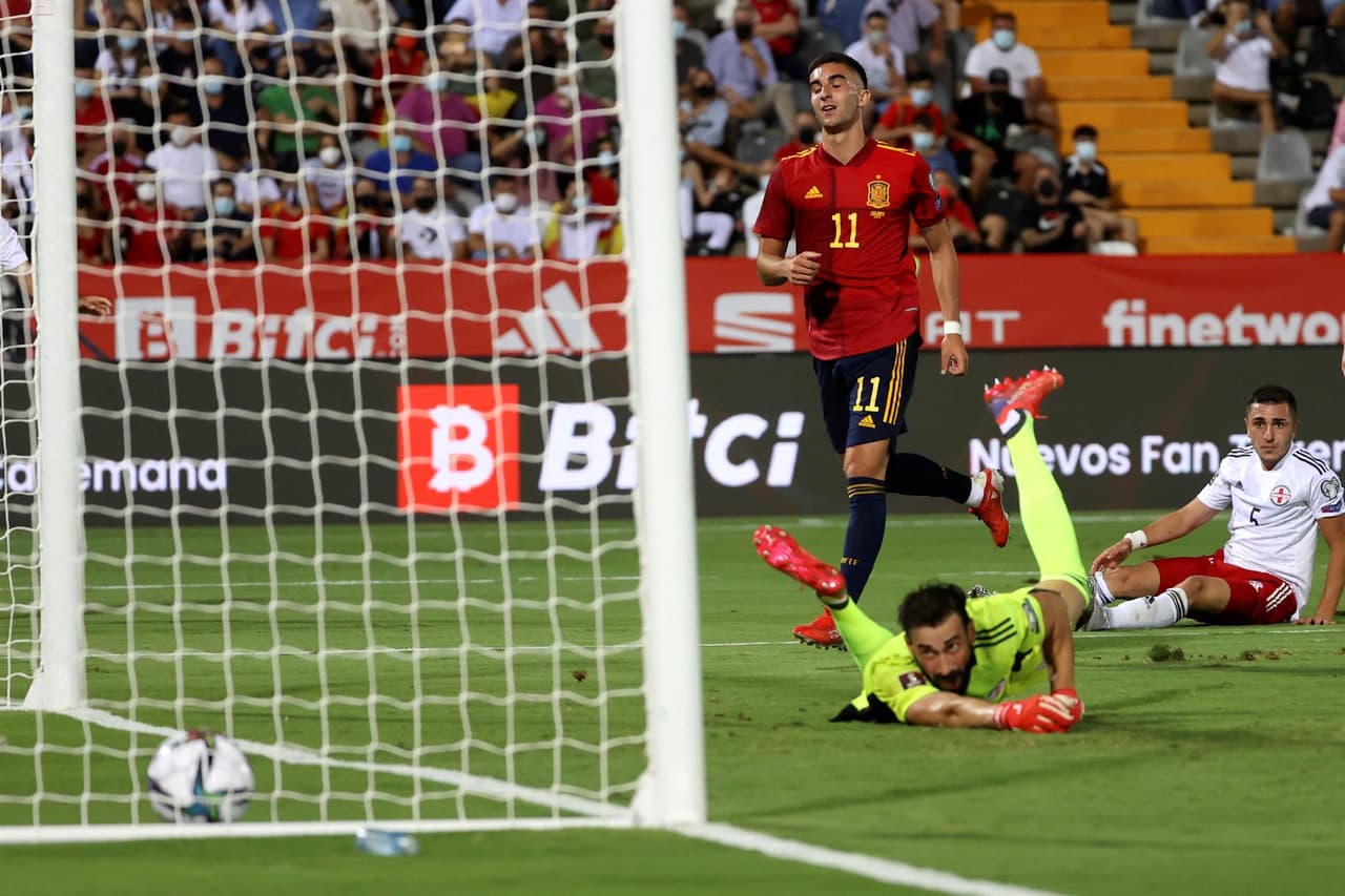 España golea a Georgia 4-0 durante el partido de eliminatoria de la UEFA rumbo al Mundial de Catar 2022. José Luis Gayá (14'), Carlos Soler (25'), Ferrán Torres (41') y Pablo Sarabia (63') lograron darle la victoria al conjunto español, colocándolo en primer lugar del Grupo B.
