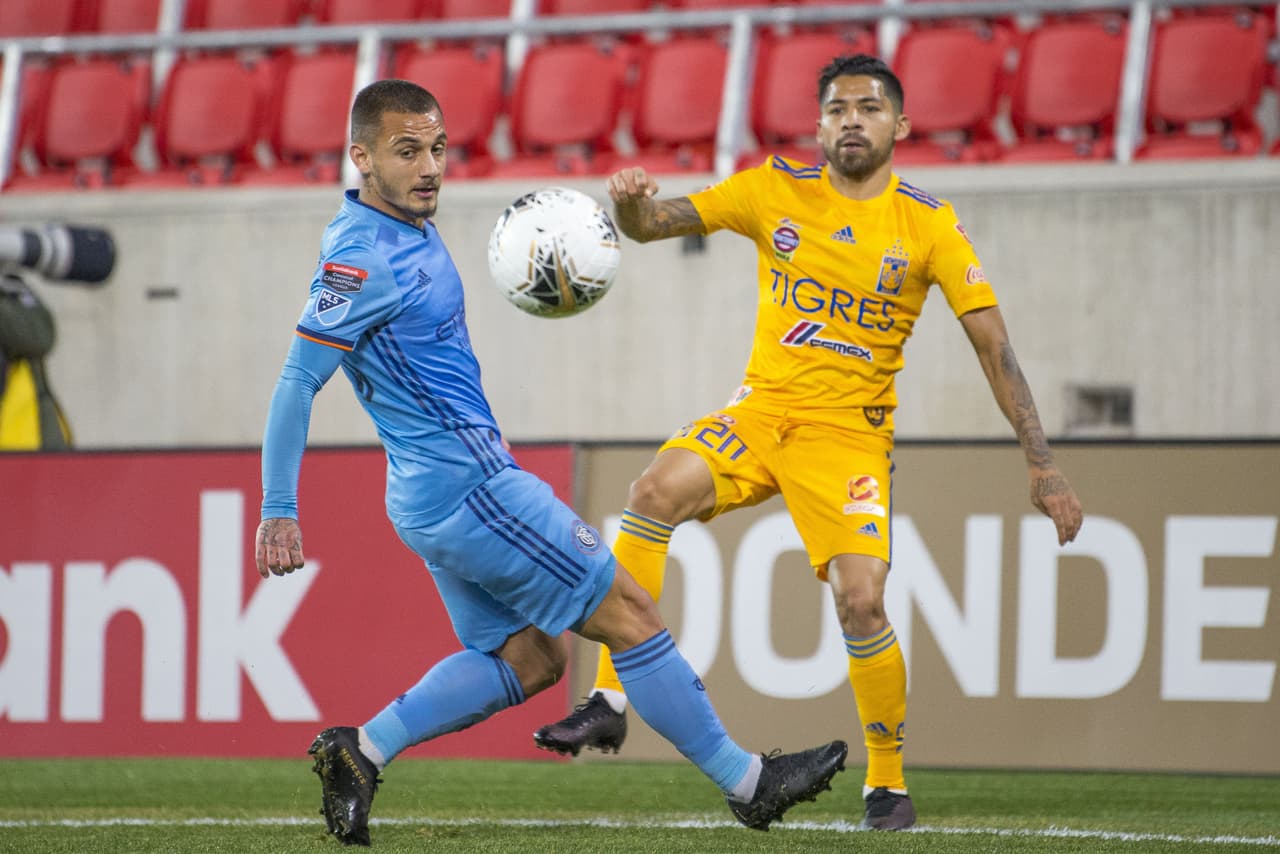 Javier Aquino saca un gran centro que remata el francés André-Pierre Gignac, pero el balón termina en manos de Sean Johnson.