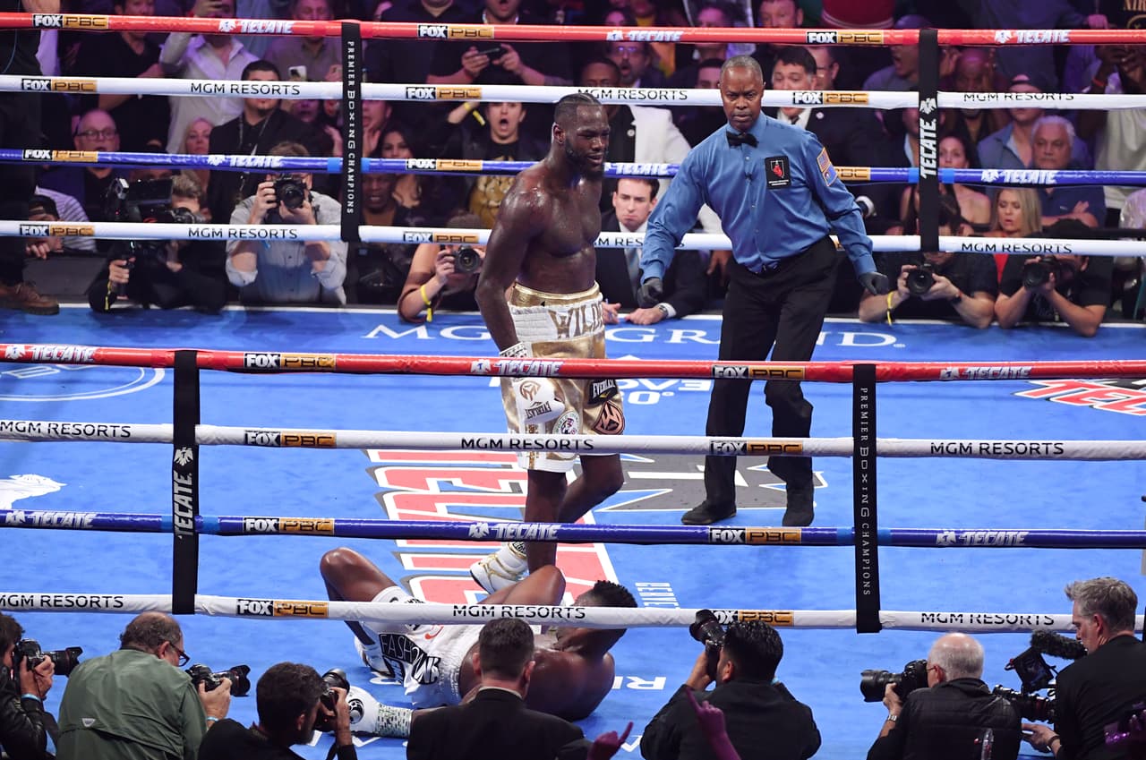 Deontay Wilder instantes después de noquear el sábado pasado a Luis Ortiz en el séptimo asalto.