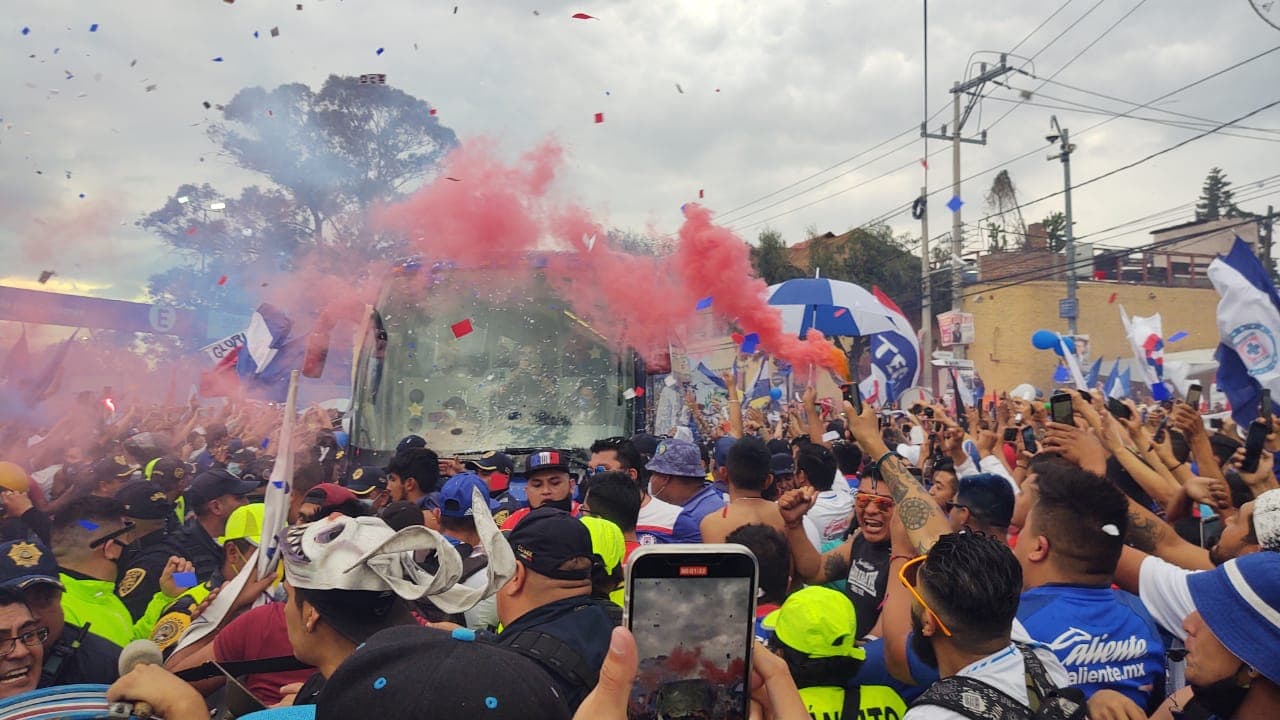 Simplemente espectacular... Miles de fans de la Máquina celeste dieron una histórica bienvenida a su equipo en el Azteca. ¡Qué imágenes!
