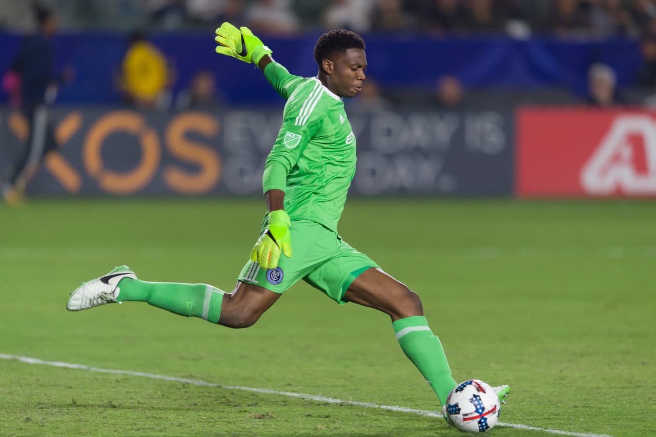 Sean Johnson tuvo una noche consagratoria en la victoria por 0-2 de New York City FC frente a LA Galaxy. Tan importantes como los goles anotados por David Villa y Jonathan Lewis fueron las intervenciones del número 1 del conjunto celeste. (USA Today Images)