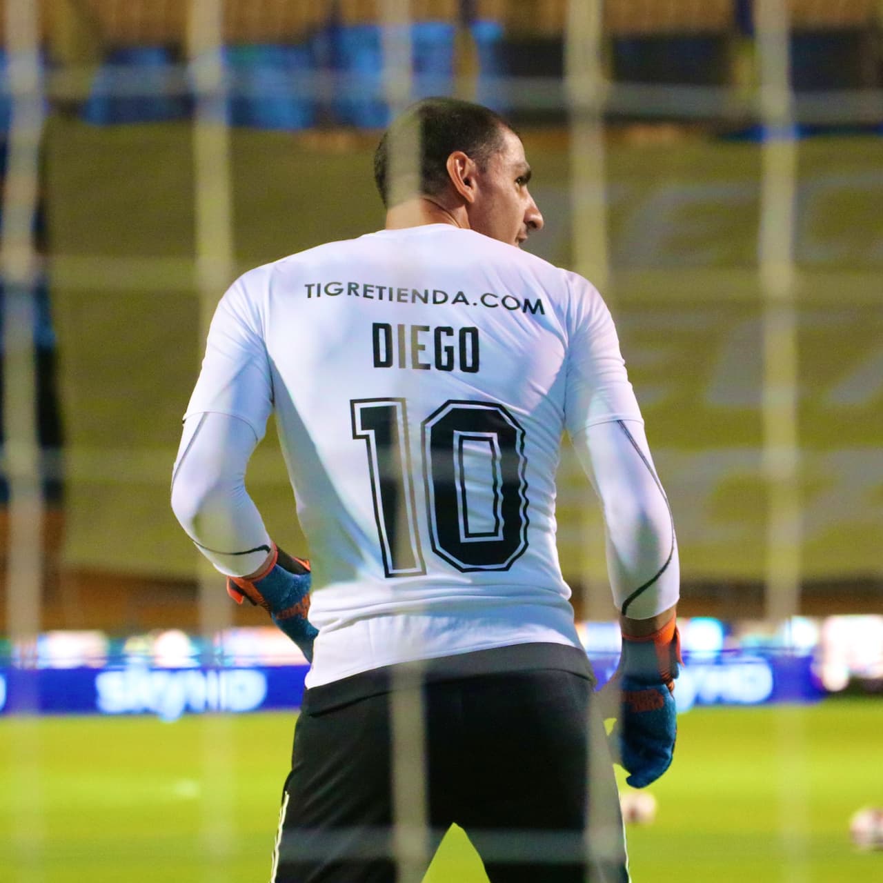 Nahuel Guzmán se pone la '10' de Maradona en el calentamiento