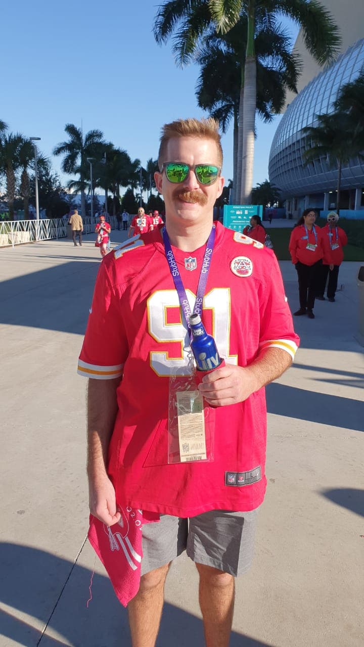 Así se vive el color en el Hard Rock Stadium de Florida previo al partido entre San Francisco 49ers y Kansas City Chiefs.