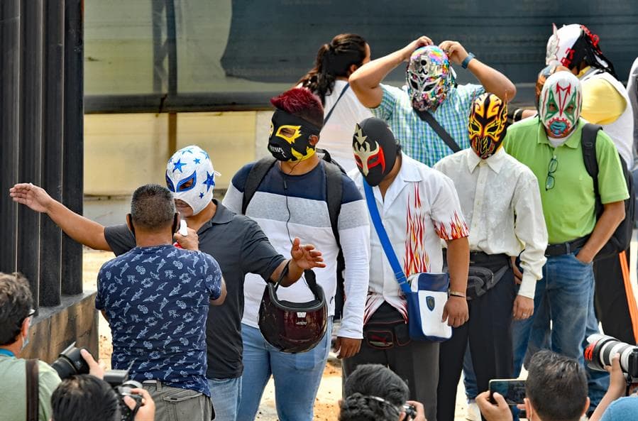 El luchador Bengala -derecha- y El Fantasma se alistan a repartir los víveres para aquellos gladiadores imposibilitados de trabajar durante estos meses de propagación del virus.
<br>