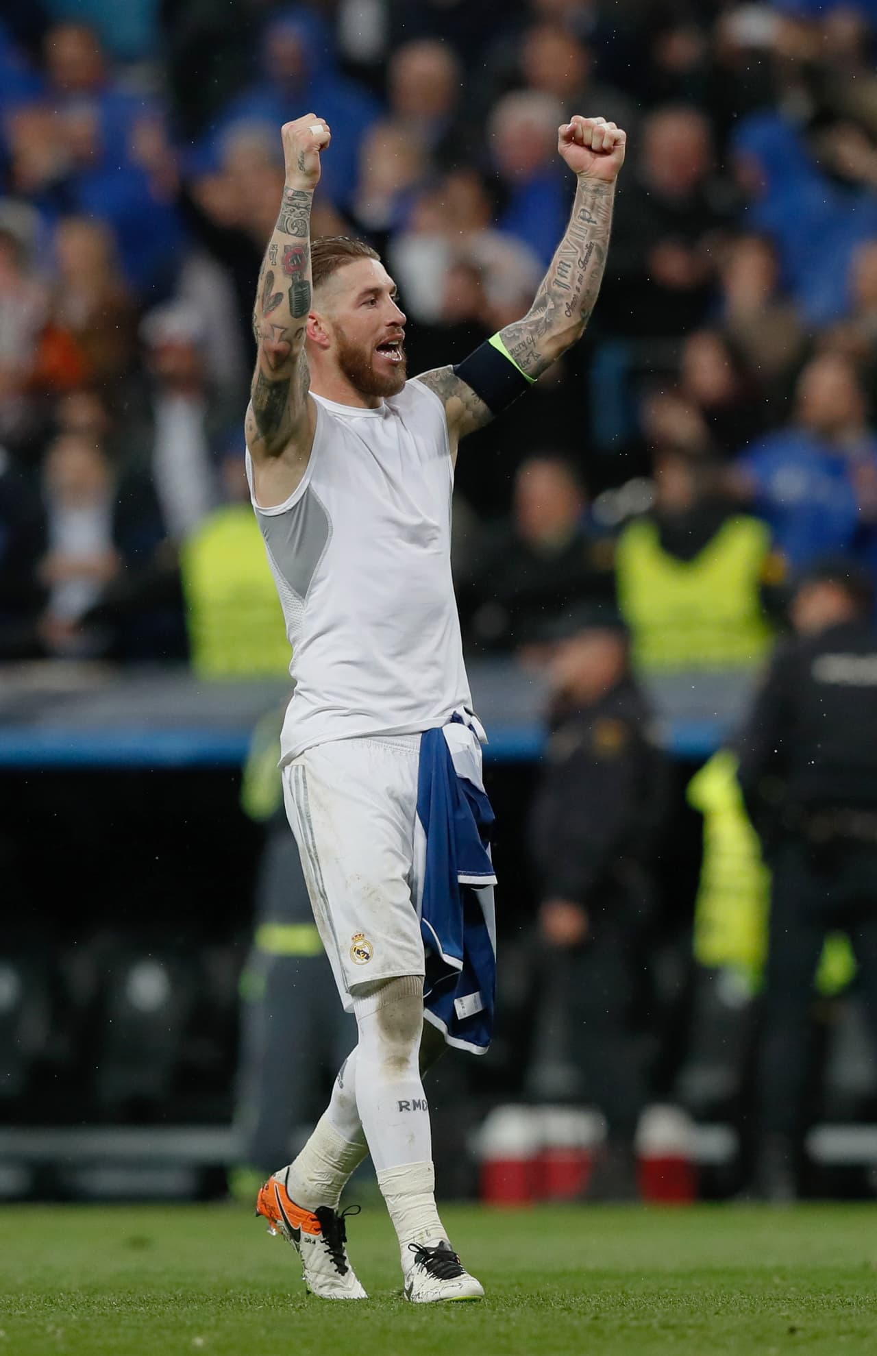 Sergio Ramos celebró con las tribunas del estadio y dijo que ya merecían una satisfacción de este tamaño.