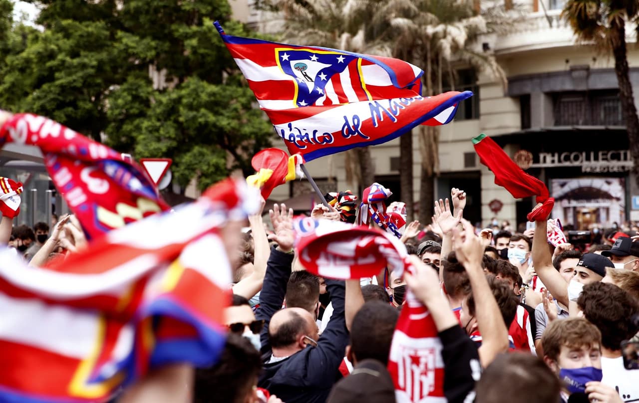 Centenares de aficionados del Atlético de Madrid se reunieron en la fuente de Neptuno para celeberar el título liguero conseguido por el club.