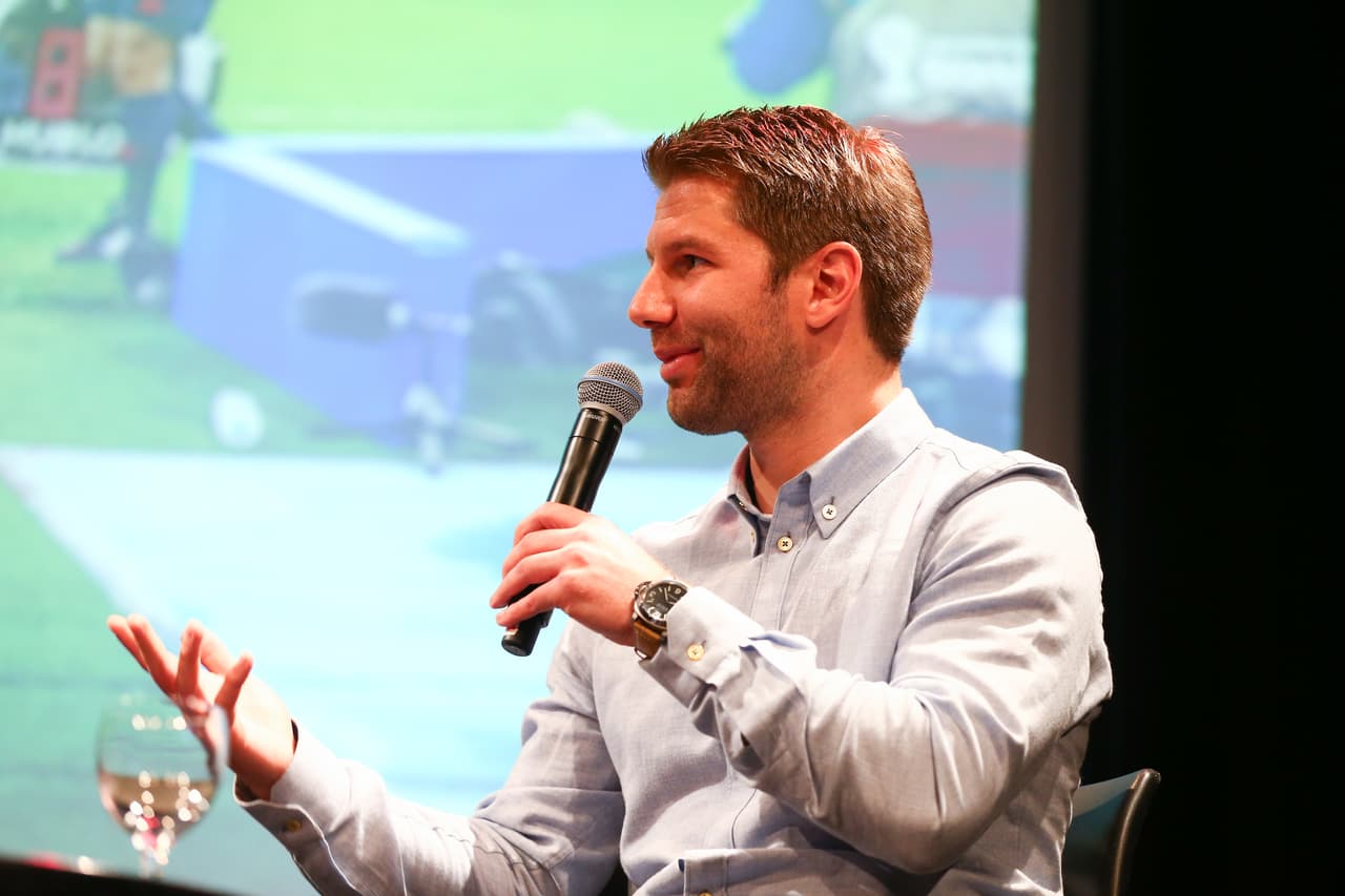 A sus 37 años Hitzlsperger es el director deportivo del Stuttgart, que sin duda es el club de sus amores y ahora es ejemplo para muchos.