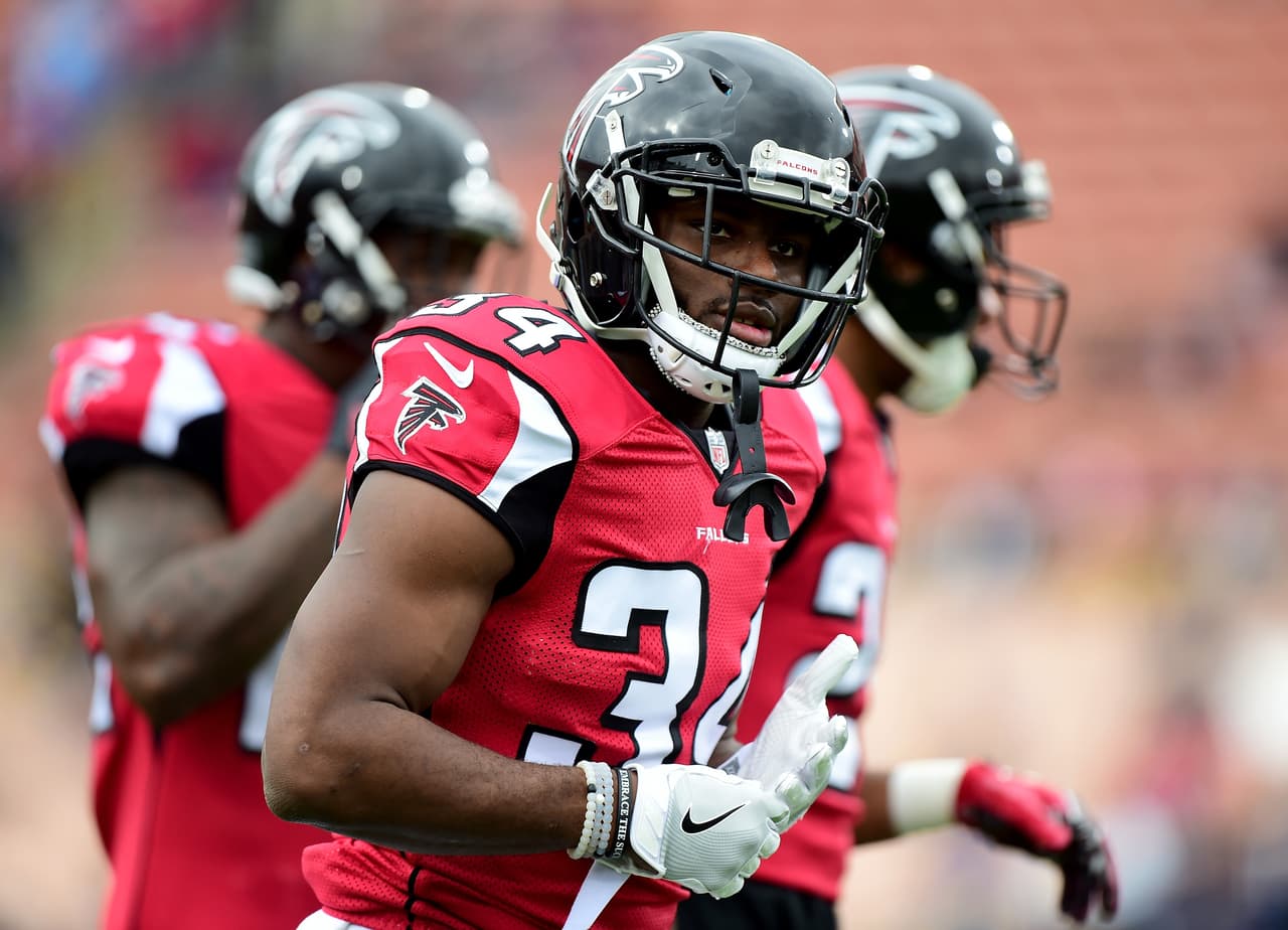 LOS ANGELES, CA - DECEMBER 11: Brian Poole #34 of the Atlanta Falcons warms up before the game against the Los Angeles Rams at Los Angeles Memorial Coliseum on December 11, 2016 in Los Angeles, California. (Photo by Harry How/Getty Images)
