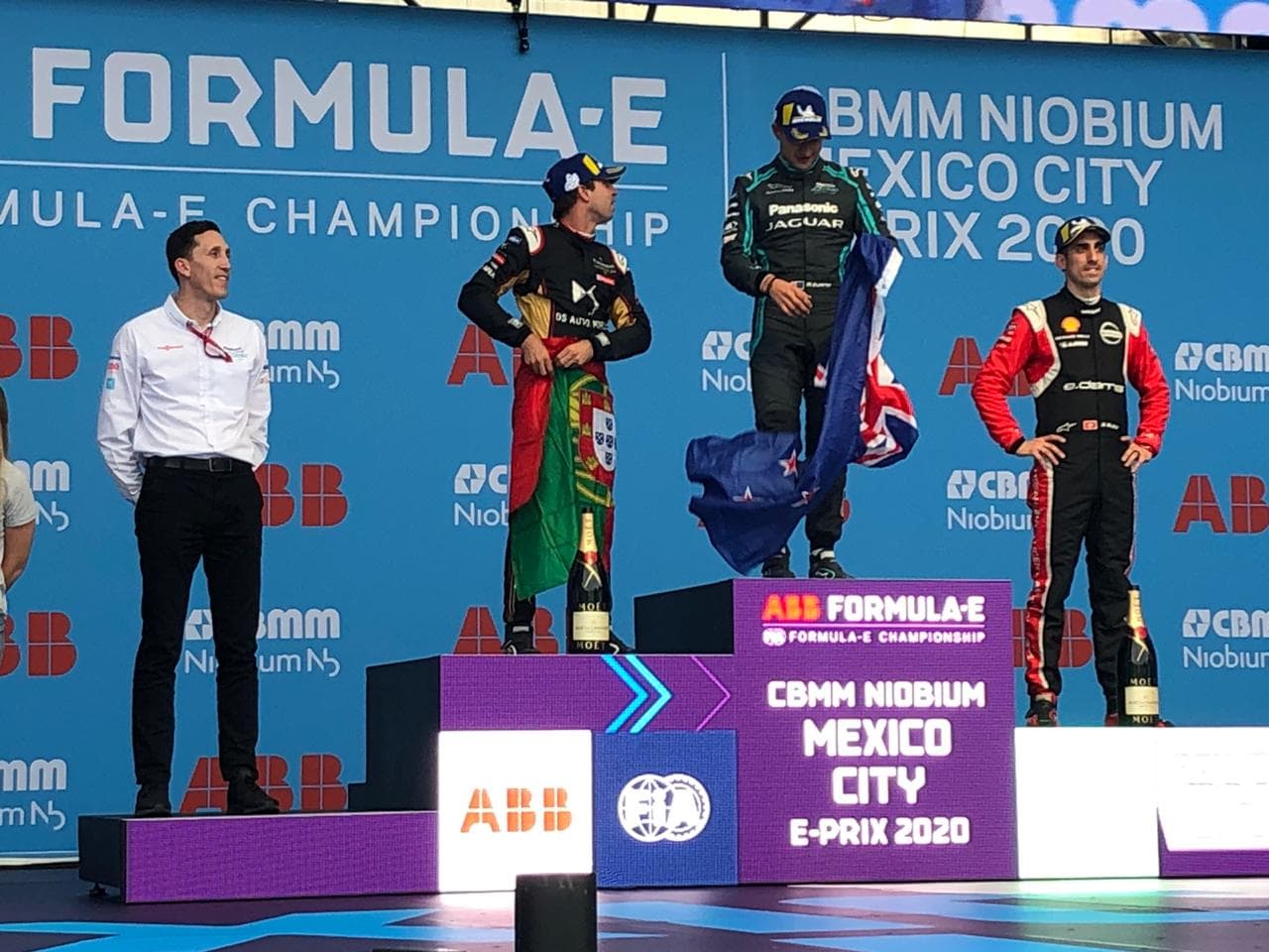 Con el último voltio de su batería arrebató la bandera de cuadros en el Autódromo Hermanos Rodríguez.