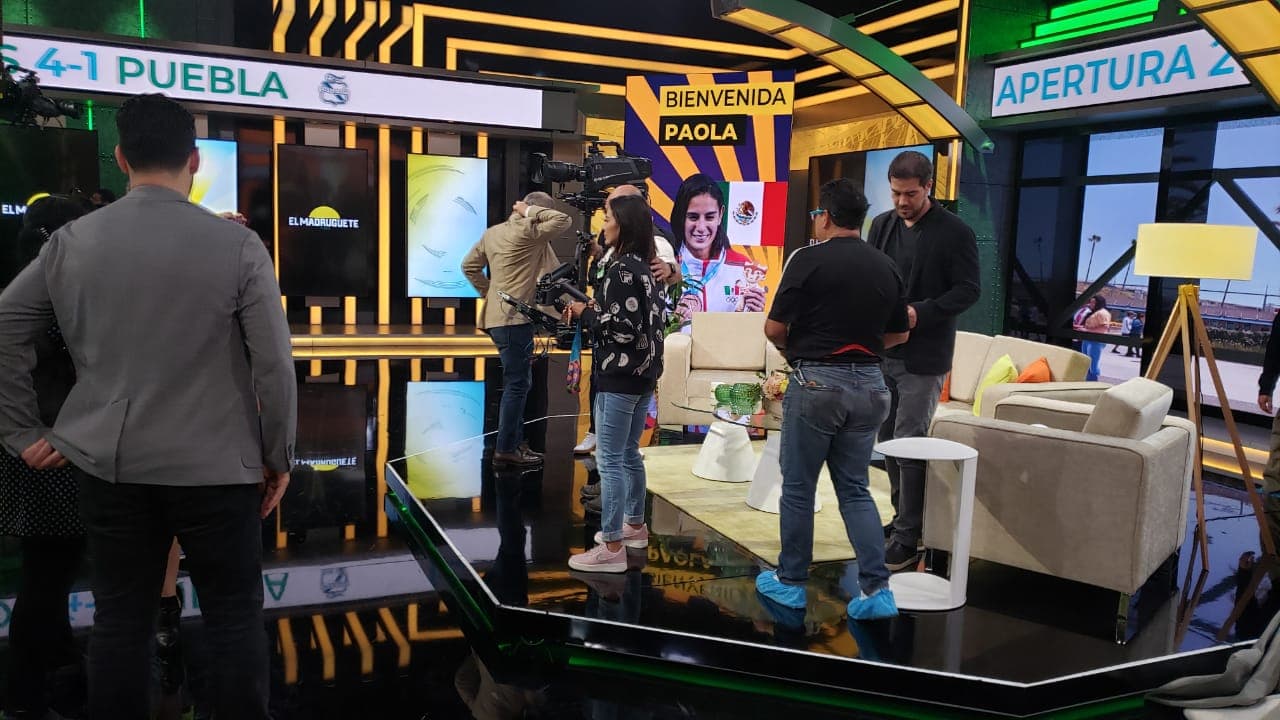 Paola Espinosa visitó las instalaciones de TUDN.