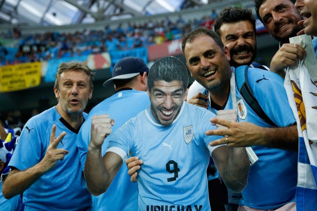 Los seguidores llegaron al Fisht Stadium en Sochi para disfrutar y mostrar su alegría en el partido entre Uruguay y Portugal, el segundo de las llaves de octavos de final del Mundial de Rusia 2018.