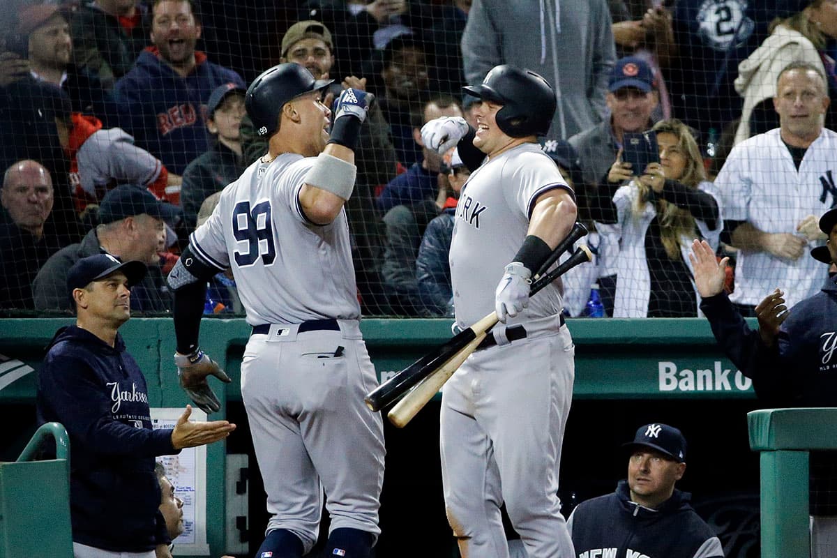 Aaron Judge (izquierda) anotó el cuadrangular del récord en la parte alta del octavo episodio.