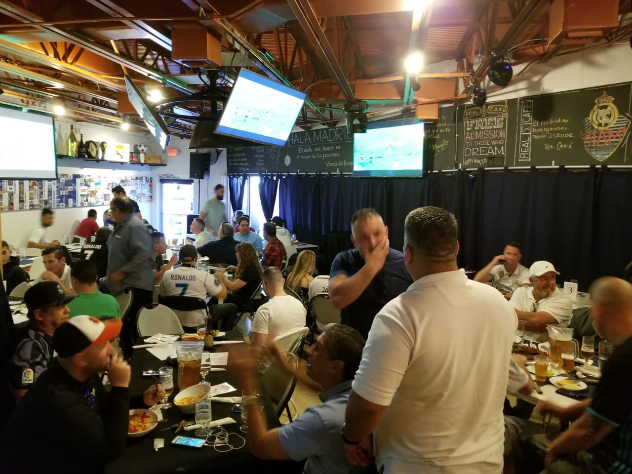 La Peña Madridista en Miami se reunió en el Café Real para vivir el partido de los octavos de final ante el Paris Saint-Germain, juego definitivo para conocer cuál de los dos equipos pasa a la siguiente ronda después del 3-1 a favor en el Santiago Bernabéu.