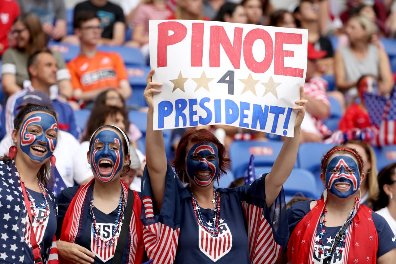 El Estadio de Lyon recibió este martes a los miles de fanáticos estadounidenses e ingleses que van a apoyar a sus equipos en la Semifinal del Mundial Femenino. La gran mayoría llegaron detrás del USWNT, que busca repetir la corona que logró en Canadá 2015.