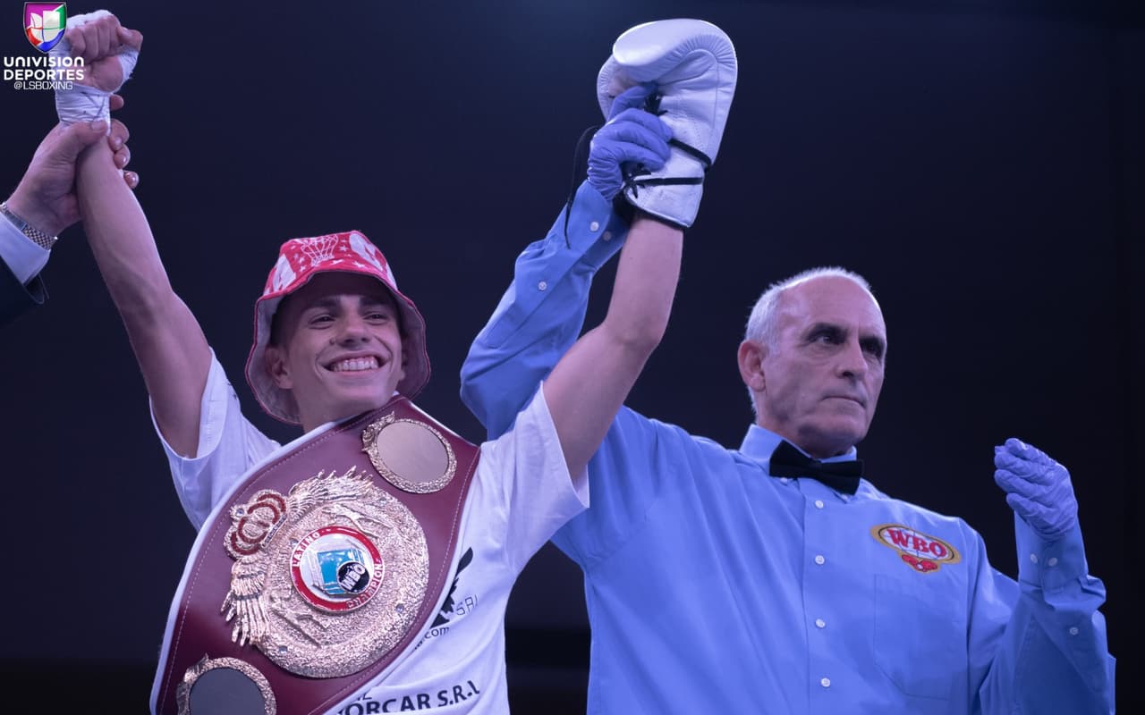 Agustín Mauro Gauto (10-0-0, 6KOs) de Argentina tuvo poco trabajo ante José Antonio Jiménez (20-10-1, 9KOs) de Colombia para capturar el título latino vacante de peso mosca de la OMB. Gauto mandó a Jiménez a la lona en el primer asalto, y el réferi, Fred Ghartey, dio por terminada la contienda.